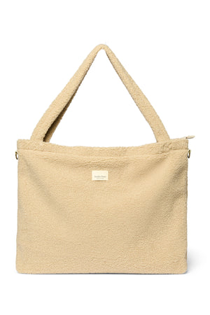 Studio Noos Wickeltasche „Teddy“ in Ecru – weiche, geräumige Mom Bag mit Fächern, Flaschenhalter, Reißverschluss und Befestigungsringen für den Kinderwagen.