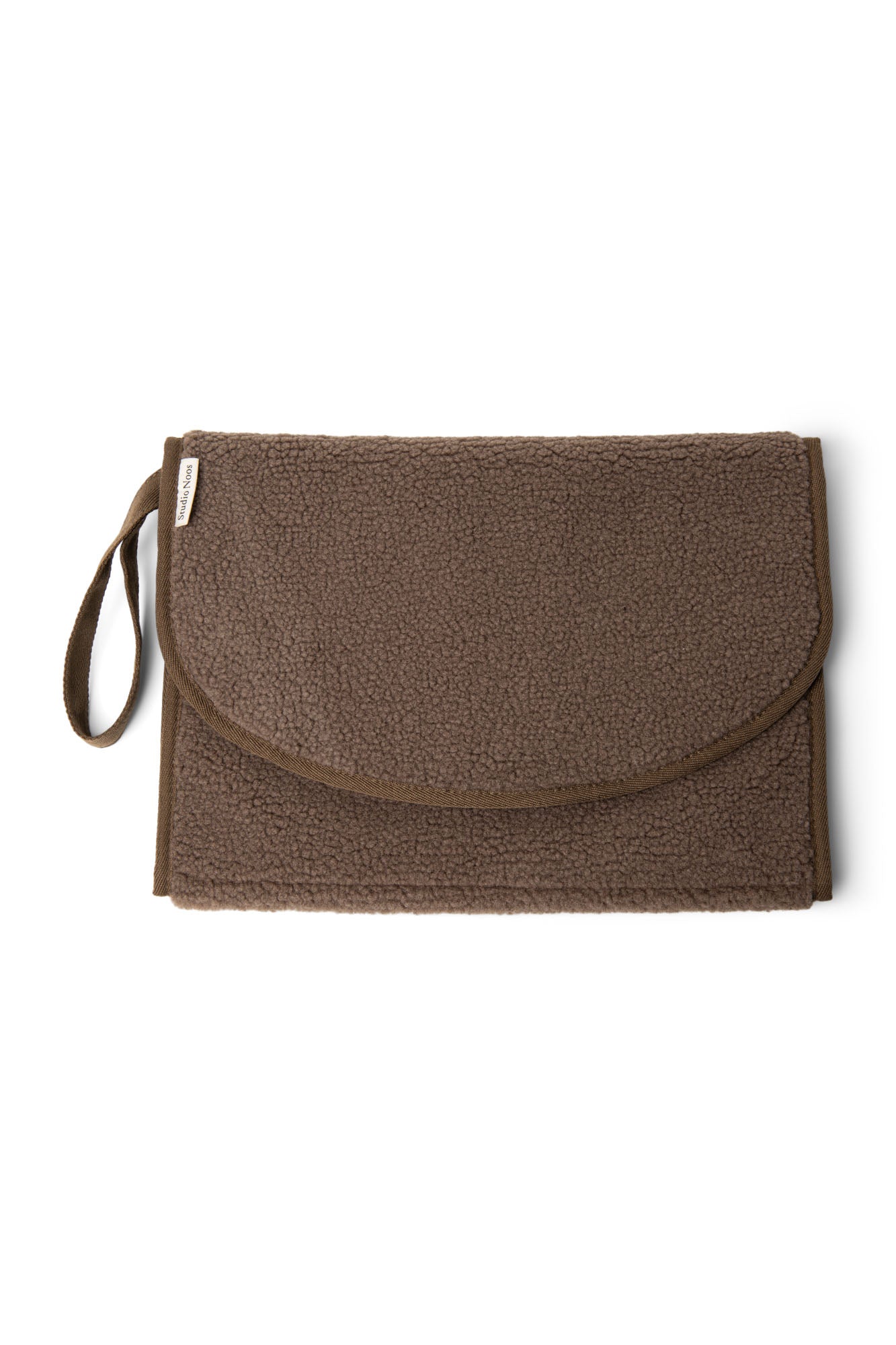 „Studio Noos Wickelunterlage Teddy braun – weiche, faltbare Wickelauflage für unterwegs im cremeweißen Teddy-Design“