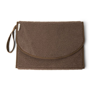 „Studio Noos Wickelunterlage Teddy braun – weiche, faltbare Wickelauflage für unterwegs im cremeweißen Teddy-Design“