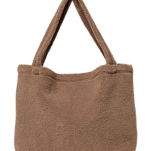 Studio Noos Teddy Mom Bag Braun – große Mom Bag im warmen Teddy-Stoff-Look mit langen Henkeln, Kinderwagen-Ringen und Reißverschluss – stilvoller Alltagsbegleiter.
