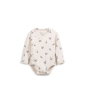 Langärmeliger Body aus Bio-Baumwoll-Jersey mit Medronho-Print, V-Ausschnitt, Wickel-Front mit Bindeband und nickelfreien Druckknöpfen.