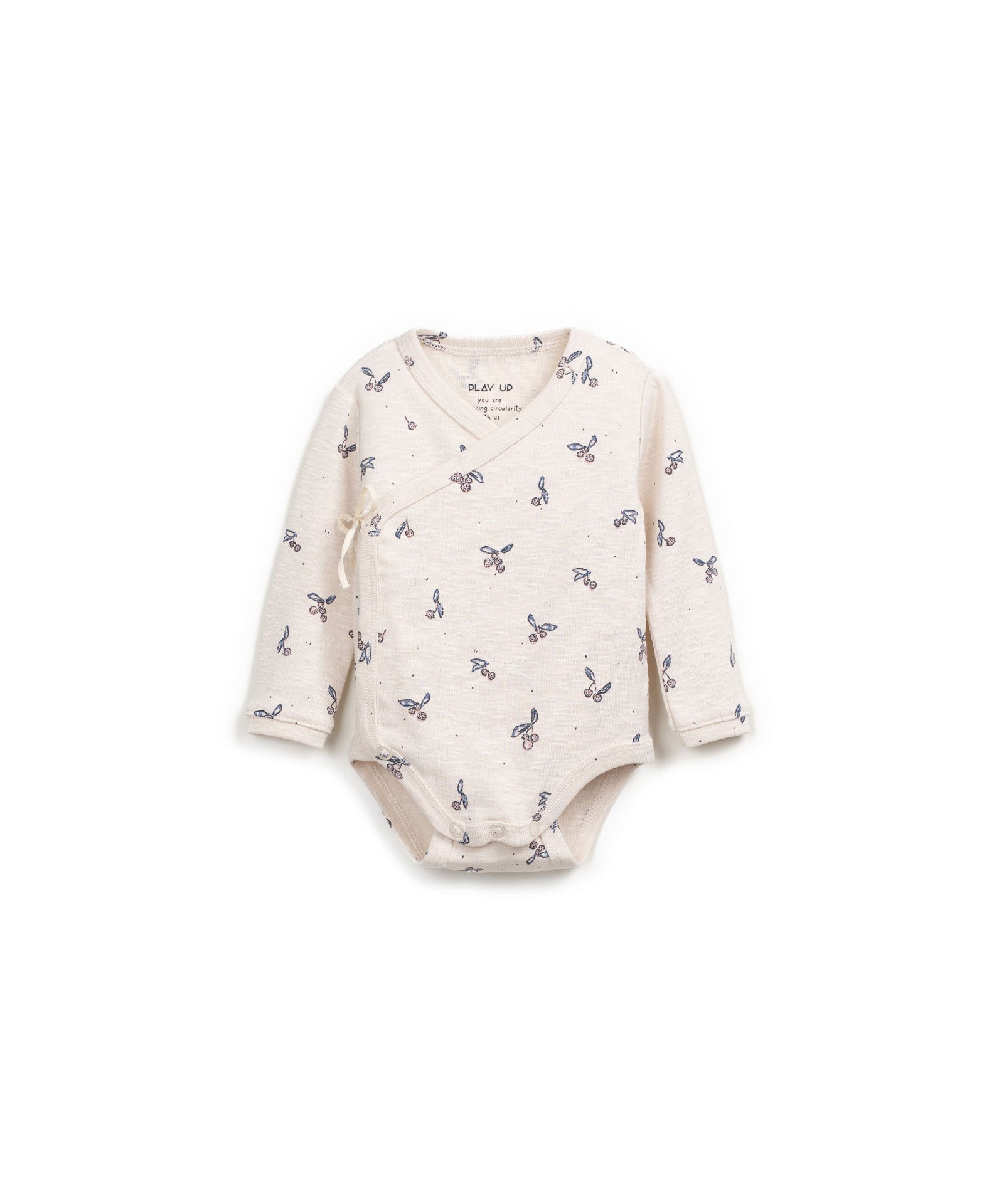 Langärmeliger Body aus Bio-Baumwoll-Jersey mit Medronho-Print, V-Ausschnitt, Wickel-Front mit Bindeband und nickelfreien Druckknöpfen.