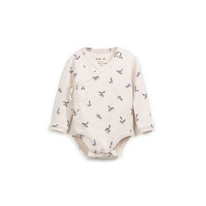 Langärmeliger Body aus Bio-Baumwoll-Jersey mit Medronho-Print, V-Ausschnitt, Wickel-Front mit Bindeband und nickelfreien Druckknöpfen.