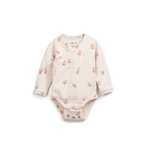 Langärmeliger Body aus Bio-Baumwoll-Jersey mit Print, V-Ausschnitt, Wickel-Front mit Bindeband und nickelfreien Druckknöpfen