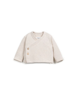 Nachhaltiger Pullover aus regenerativer und recycelter Baumwolle mit V-Ausschnitt, Wickel-Front, Kokosknöpfen und nickelfreiem Druckknopf.