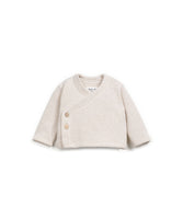 Nachhaltiger Pullover aus regenerativer und recycelter Baumwolle mit V-Ausschnitt, Wickel-Front, Kokosknöpfen und nickelfreiem Druckknopf.