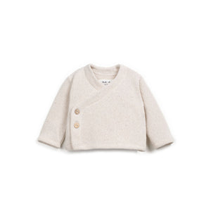 Nachhaltiger Pullover aus regenerativer und recycelter Baumwolle mit V-Ausschnitt, Wickel-Front, Kokosknöpfen und nickelfreiem Druckknopf.