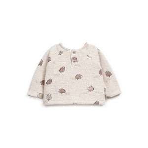 Pullover aus regenerativer und recycelter Baumwolle mit Baum-Print, Rundhalsausschnitt und Kokosknopf-Rückenöffnung, nachhaltig produziert in Portugal.