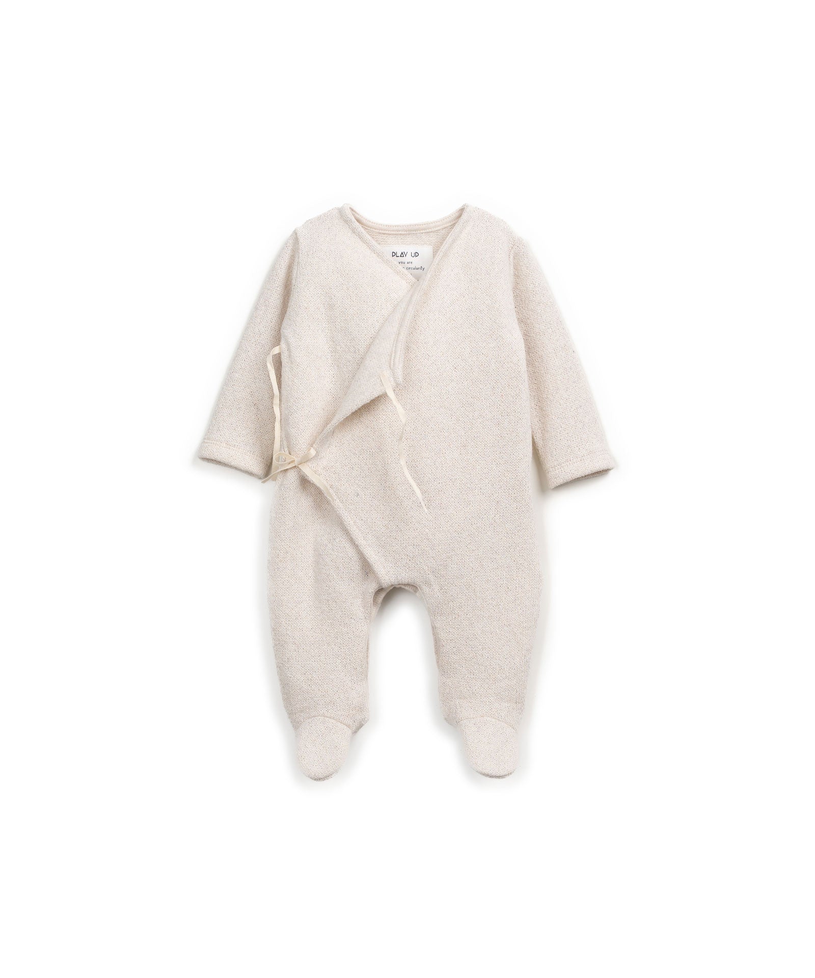Strampler aus Jersey mit regenerativer und recycelter Baumwolle, Wickelöffnung mit Bindeband und Druckknopf, nickelfreie Druckknöpfe im Schritt, lange Ärmel und integrierte Füße