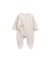 Strampler aus Jersey mit regenerativer und recycelter Baumwolle, Wickelöffnung mit Bindeband und Druckknopf, nickelfreie Druckknöpfe im Schritt, lange Ärmel und integrierte Füße