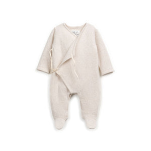 Strampler aus Jersey mit regenerativer und recycelter Baumwolle, Wickelöffnung mit Bindeband und Druckknopf, nickelfreie Druckknöpfe im Schritt, lange Ärmel und integrierte Füße