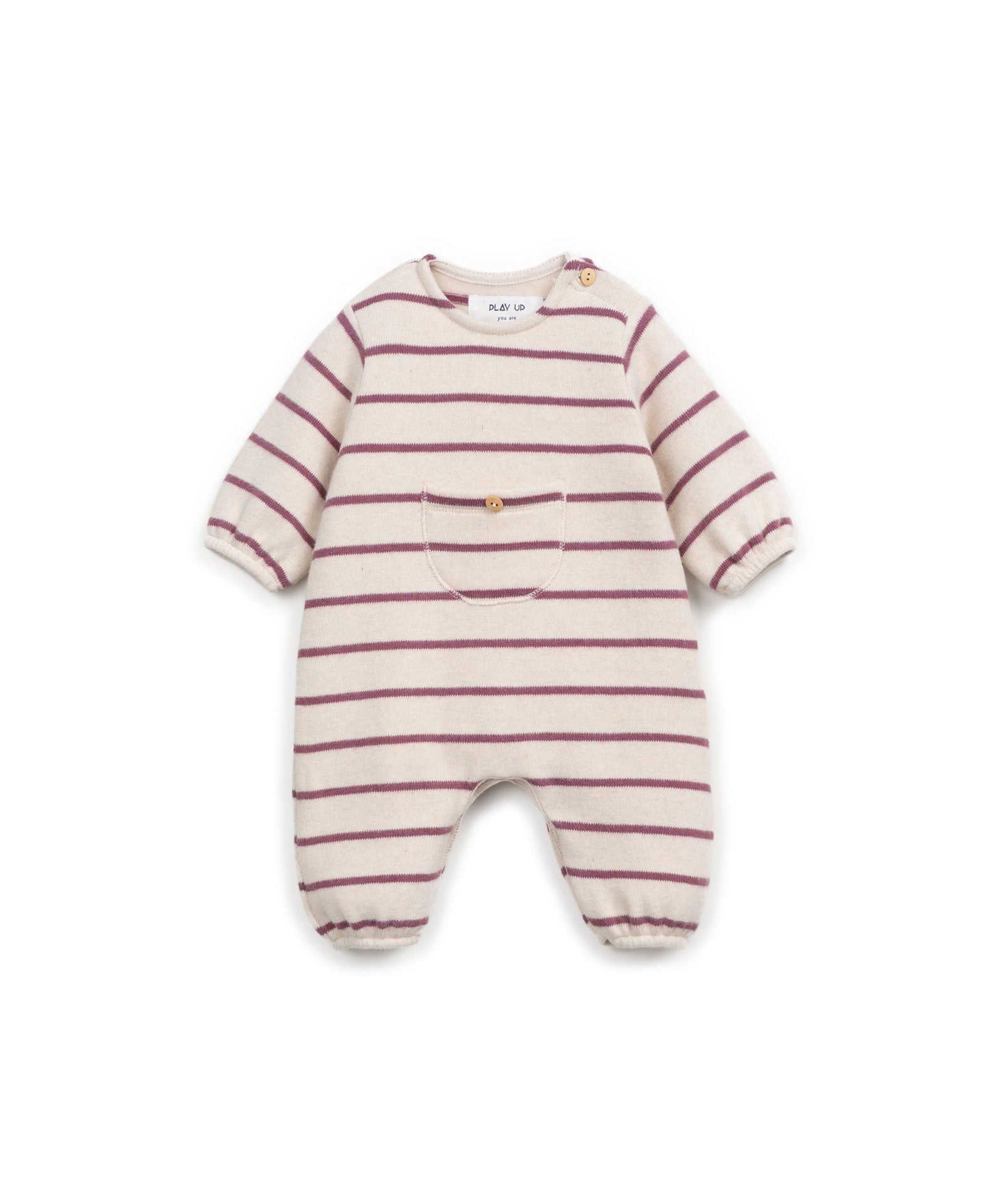 Gestreifter Strampler aus Jersey mit regenerativer und recycelter Baumwolle, Fronttasche, Holzknopf-Schulteröffnung, Druckknöpfen im Schritt und elastischen Bündchen.