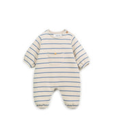 Gestreifter Strampler  mit regenerativer und recycelter Baumwolle, Fronttasche, Holzknopf-Schulteröffnung, Druckknöpfen im Schritt und elastischen Bündche