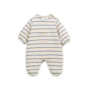 Gestreifter Strampler  mit regenerativer und recycelter Baumwolle, Fronttasche, Holzknopf-Schulteröffnung, Druckknöpfen im Schritt und elastischen Bündche