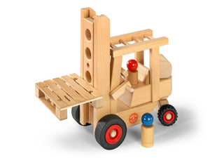 Fagus Gabelstapler aus Holz. Inklusive 2 Fahrerfiguren. Hochwertig & Made in Germany.