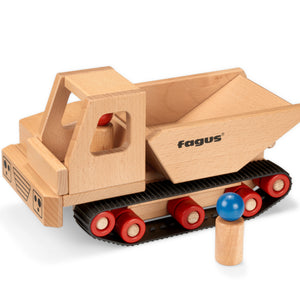 Fagus Raupen-Dumper – Holzfahrzeug mit Raupenketten, kippbarer Ladefläche und zwei Püppchen, handgefertigt in Deutschland.