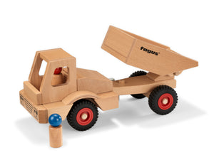 Fagus Rad-Dumper – lenkbares Holzfahrzeug mit kippbarer Ladefläche und zwei Püppchen, handgefertigt in Deutschland.