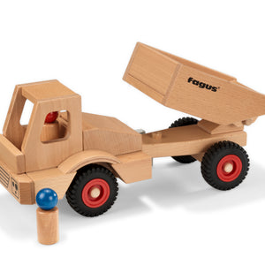 Fagus Rad-Dumper – lenkbares Holzfahrzeug mit kippbarer Ladefläche und zwei Püppchen, handgefertigt in Deutschland.