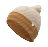 „Minimalistische Beanie-Mütze Arvid Contrast in Beige aus doppellagiger Merino-Wolle von minimalisma, liegend auf hellem Untergrund“