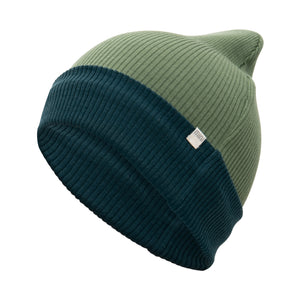 „Minimalistische Beanie-Mütze Arvid Contrast in Grün aus doppellagiger Merino-Wolle von minimalisma, liegend auf hellem Untergrund“