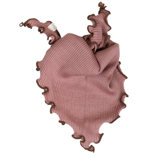 „minimalisma Bandana-Lätzchen in Antique Rose – weiches Baby-Lätzchen aus Baumwolle-Seide in zartem Altrosa, auf weißem Hintergrund“