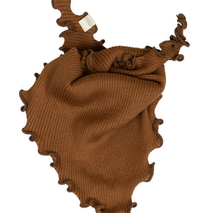 „minimalisma Bandana-Lätzchen in Chocolate– weiches Baby-Lätzchen aus baumwolle-Seide in zartem Altrosa, auf weißem Hintergrund“