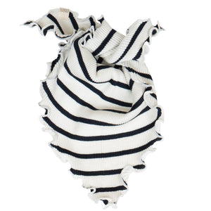 „minimalisma Bandana-Lätzchen in Sailor – weiches Baby-Lätzchen aus Baumwolle-Seide in zartem Altrosa, auf weißem Hintergrund“