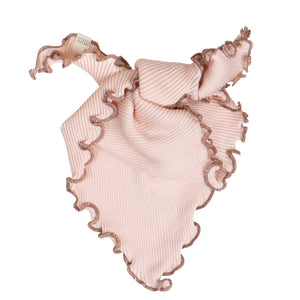 „Bandana-Lätzchen ‚Teddy‘ von minimalisma in Rose – Baby-Lätzchen aus Baumwolle-Seide mit Stickerei, auf hellem Hintergrund“