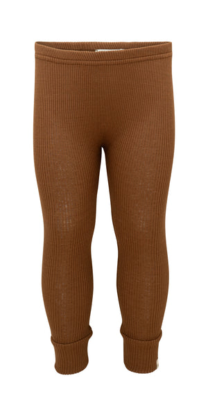 „minimalisma Leggings ‚Brave‘ in Greenery – nahtlose Kinderleggings aus Seide-Baumwolle, flach liegend auf hellem Hintergrund“