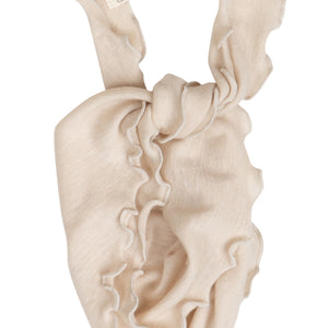 „Bandana-Lätzchen ‚Teddy‘ von minimalisma in Buttercream – Baby-Lätzchen aus Wolle-Seide mit Stickerei, auf hellem Hintergrund“