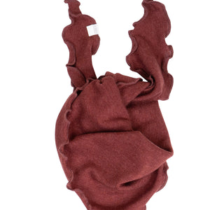 „Bandana-Lätzchen ‚Teddy‘ von minimalisma in Buttercream – Baby-Lätzchen aus Wolle-Seide mit Stickerei, auf hellem Hintergrund“