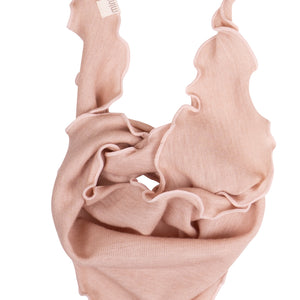„Bandana-Lätzchen ‚Teddy‘ von minimalisma in Rose Blush– Baby-Lätzchen aus Wolle-Seide mit Stickerei, auf hellem Hintergrund“