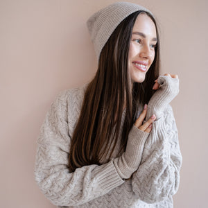 Minimalisma Infinity Cashmere Mütze in Ecru Melange – Detailansicht 3