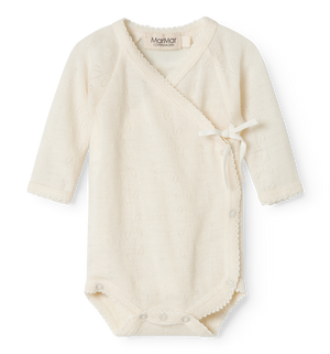 Wickelbody „Belita“ von MarMar Copenhagen in Natural mit Pointelle-Muster aus 100 % Merinowolle – weich, atmungsaktiv und perfekt für Babys.