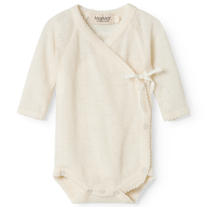 Wickelbody „Belita“ von MarMar Copenhagen in Natural mit Pointelle-Muster aus 100 % Merinowolle – weich, atmungsaktiv und perfekt für Babys.