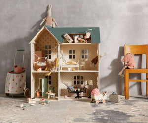 Maileg Mäuse und Hasen mit Puppenhausmöbeln — dänisches Designspielzeug bei lilya.ch in der Schweiz