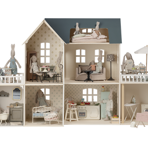 Maileg Puppenhaus aus Holz – großes Puppenhaus mit dekorierten Wänden, passend für Maileg Hasen, Kaninchen & Teddys in Miniaturgröße.