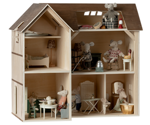 Maileg Mauseloch Bauernhaus – detailreiches Holzhaus für die Maileg Mäusefamilie, individuell dekorierbar mit Möbeln und Accessoires (ohne Inhalt).
