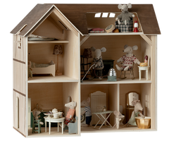 Maileg Mauseloch Bauernhaus – detailreiches Holzhaus für die Maileg Mäusefamilie, individuell dekorierbar mit Möbeln und Accessoires (ohne Inhalt).