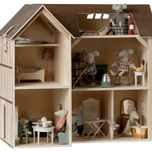 Maileg Mauseloch Bauernhaus – detailreiches Holzhaus für die Maileg Mäusefamilie, individuell dekorierbar mit Möbeln und Accessoires (ohne Inhalt).