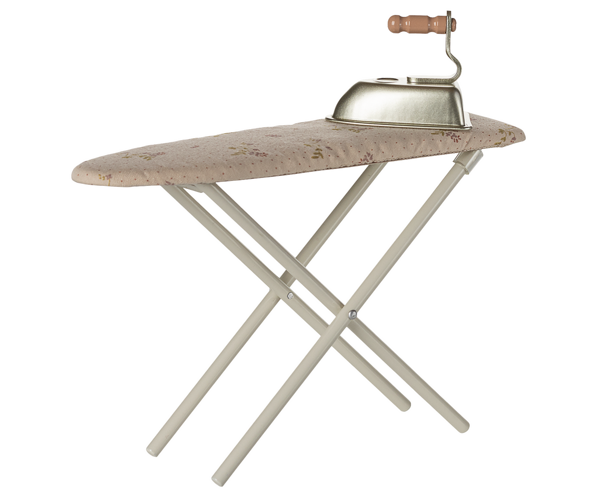 „Maileg Bügeleisen und Bügelbrett in Creme – Miniatur-Zubehör aus Holz und Metall für Maileg-Mäuse“