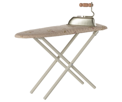 „Maileg Bügeleisen und Bügelbrett in Creme – Miniatur-Zubehör aus Holz und Metall für Maileg-Mäuse“