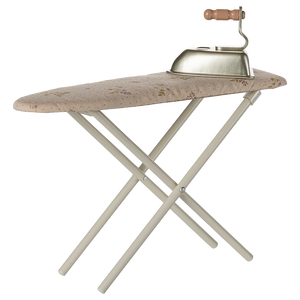„Maileg Bügeleisen und Bügelbrett in Creme – Miniatur-Zubehör aus Holz und Metall für Maileg-Mäuse“