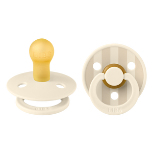 BIBS Studio Colour 2er Pack 0–6 Monate Pin Ivory / Steel Blue Mix – runder Latex-Schnuller mit sanftem Schild aus der stilvollen STUDIO Collection.