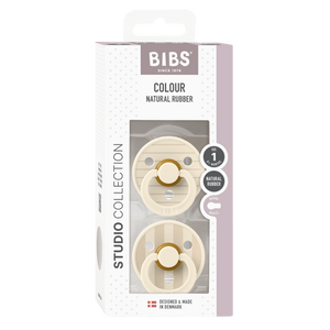 BIBS Studio Colour 2er Pack 0–6 Monate Pin Ivory / Steel Blue Mix – runder Latex-Schnuller mit sanftem Schild aus der stilvollen STUDIO Collection.