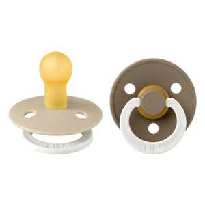BIBS Colour 2er Pack 0–6 Monate Vanilla GLOW / Dark Oak GLOW – runder Latex-Schnuller mit sanftem Schild und leuchtendem Glow-in-the-Dark Effekt.