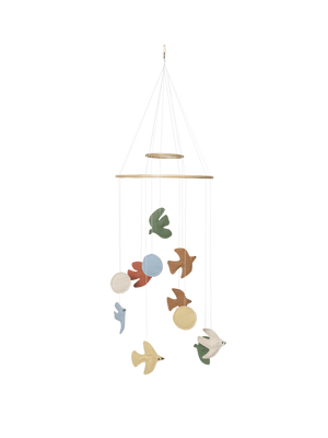 Ferm Living Mobile „Swif Bird Multi“ – Mobile mit schwebenden, farbenfrohen Stoffvögeln und Holzrahmen, dekoratives Accessoire für das Kinderzimmer.