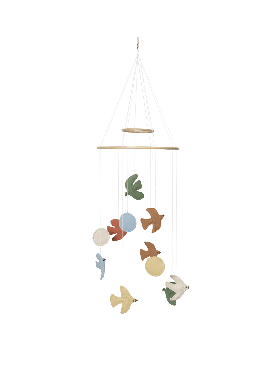 Ferm Living Mobile „Swif Bird Multi“ – Mobile mit schwebenden, farbenfrohen Stoffvögeln und Holzrahmen, dekoratives Accessoire für das Kinderzimmer.