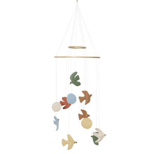 Ferm Living Mobile „Swif Bird Multi“ – Mobile mit schwebenden, farbenfrohen Stoffvögeln und Holzrahmen, dekoratives Accessoire für das Kinderzimmer.