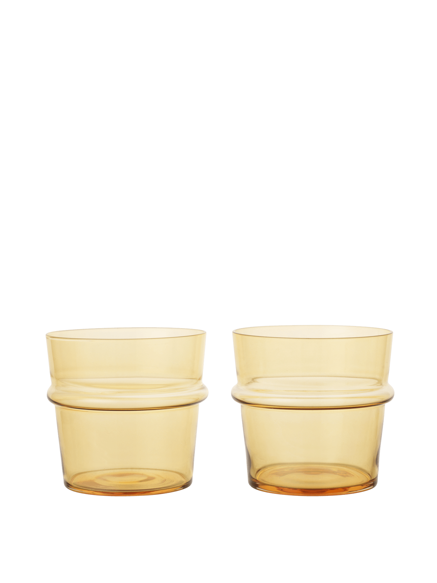 Zwei gelbe mundgeblasene Trinkgläser von der Marke Ferm Living